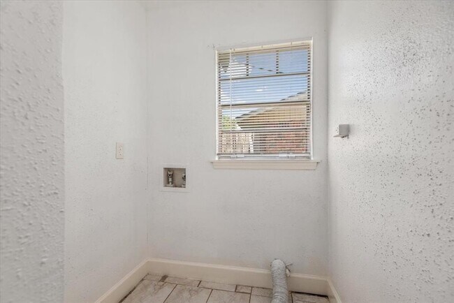 Building Photo - 8630 Valley S Dr