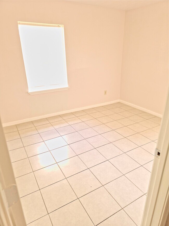 Building Photo - 2825 Cromwell St