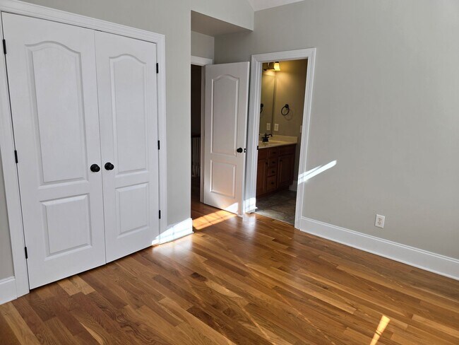 Building Photo - 3653 Pleasants Ridge Dr