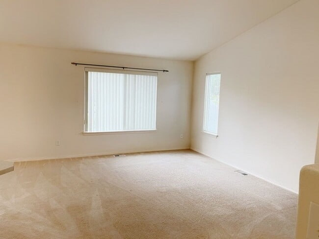 Building Photo - East Anchorage Townhouse with Yard, Garage, and W/D In unit! Close to JBER!