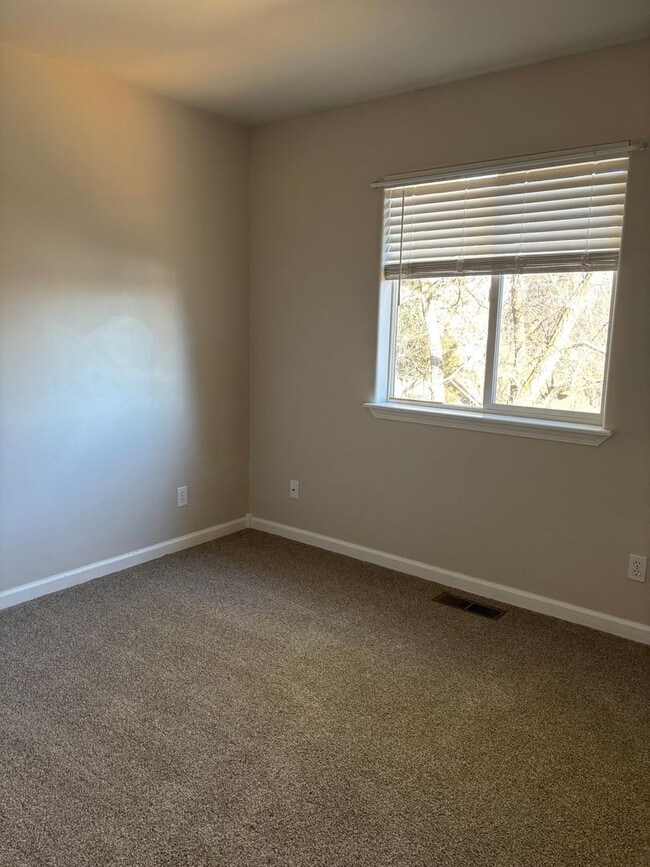 Building Photo - 3 BR/2.5 BA Townhouse