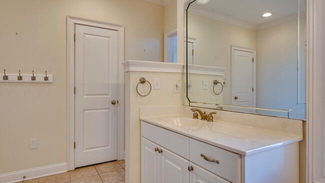 Building Photo - 407 E Hull St