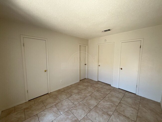 Building Photo - 2210 Silverway Dr