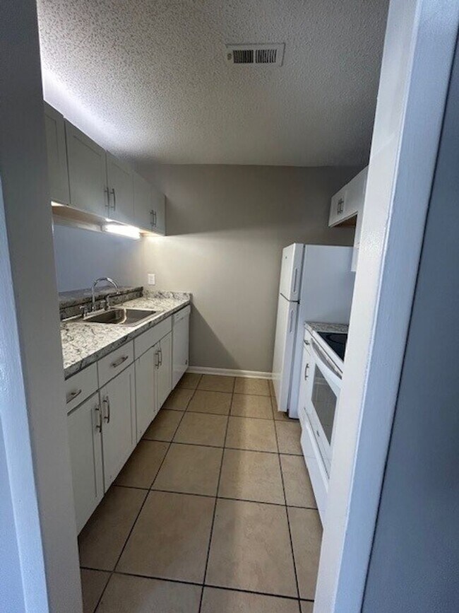 Building Photo - 9505 University Terrace Dr