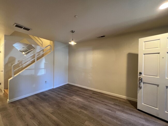 Building Photo - Sharp Contemporary 2 Bedroom 2.5 Bath Two Story Condo in San Jose