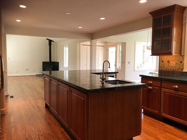 Building Photo - Elegant and Luxury home in Medina, 5 bedro...