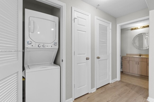 Building Photo - 533 NE 3rd Ave