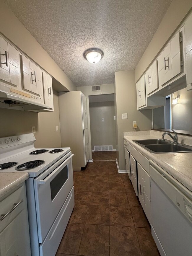 Building Photo - 2 bed 2 bath apartment | Hickory Hill