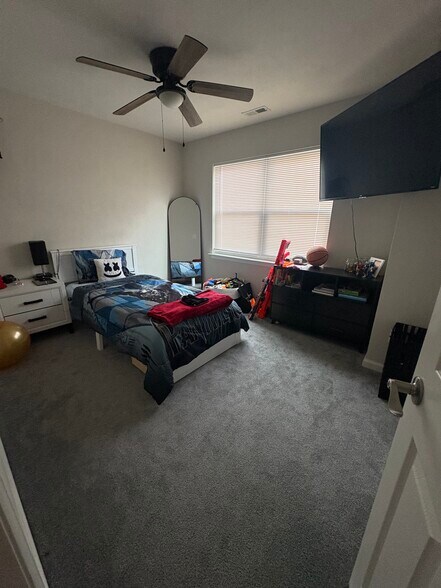 Secondary bedroom - 1215 Commerce Ave