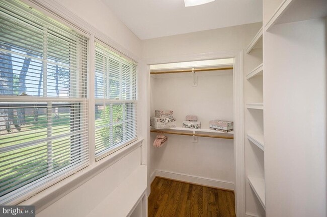 Building Photo - 1732 Beverly Dr