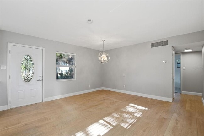 Building Photo - 405 Shore Dr E