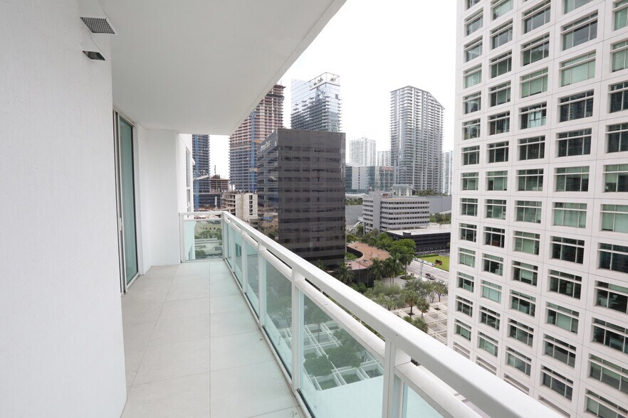 Building Photo - 950 Brickell Bay Dr