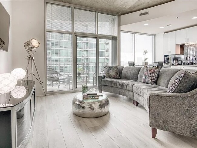 Building Photo - 943 Peachtree St NE