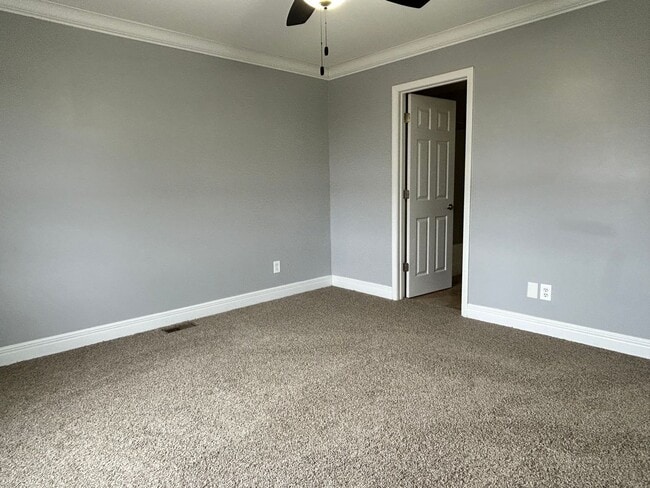 Building Photo - Large Beautiful Home!