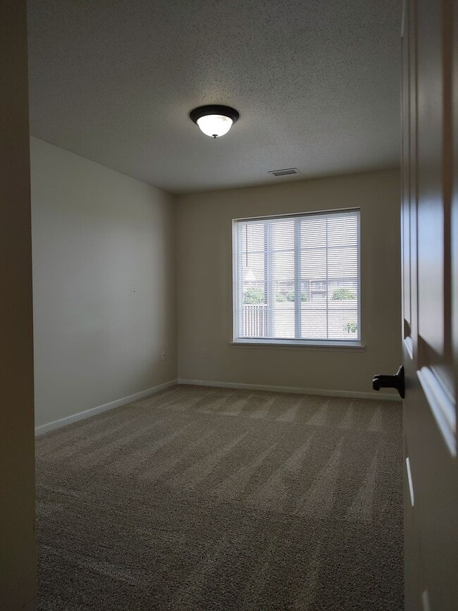 Building Photo - Diamond Valley Apartments