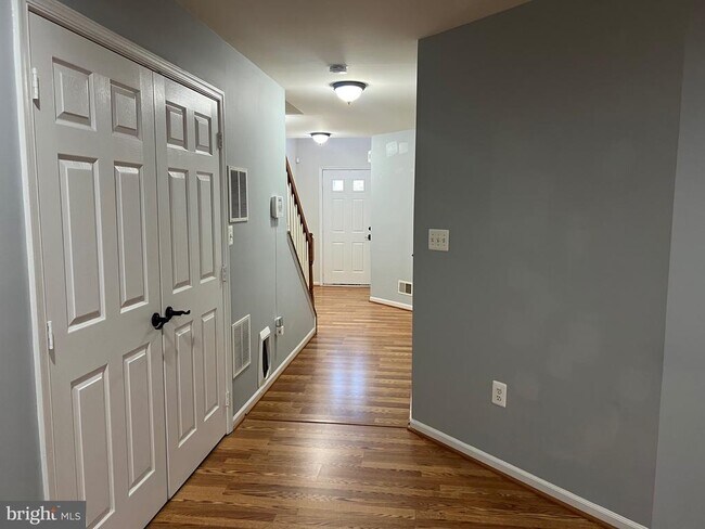 Building Photo - 5925 Kirkcaldy Ln