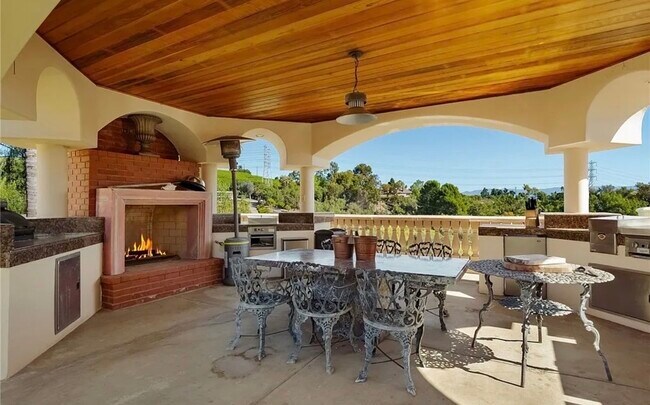 Building Photo - 30702 Hilltop Way