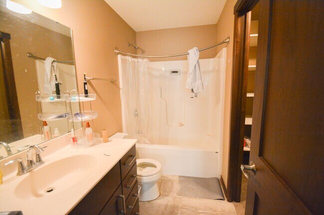 Building Photo - Beautiful and Spacious 4 Bedroom 3 Bath Available For Rent!