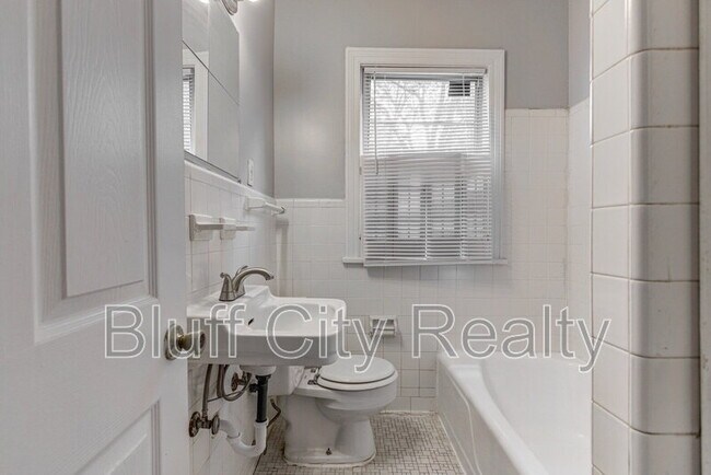 Building Photo - 716 Loeb St