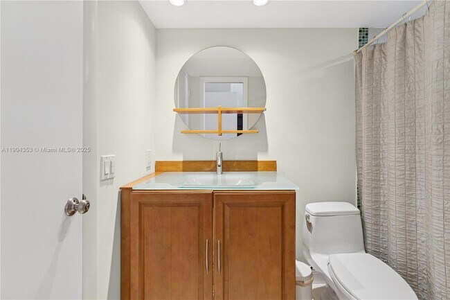 Building Photo - 1160 Hillsboro Mile Unit 901