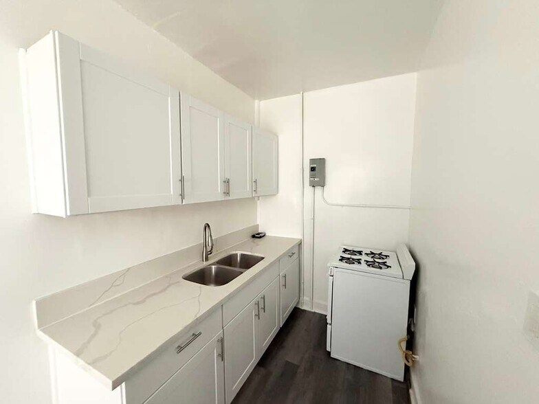 Building Photo - 849 S Kenmore Ave