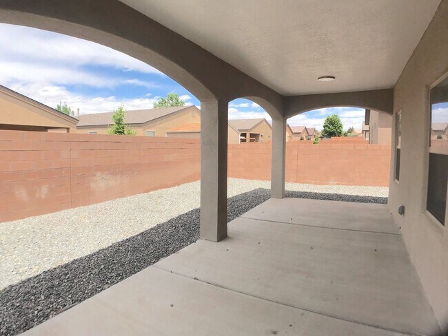 Building Photo - Los Lunas 3 bedroom! Tile Throughout! Refrigerated Air! Spacious living area