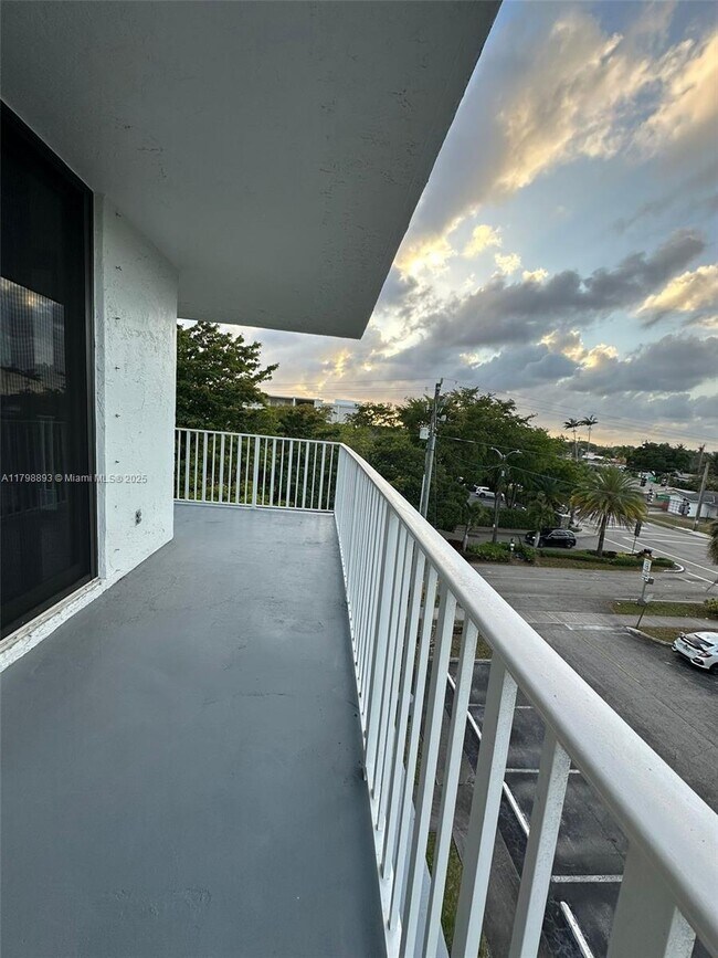 Building Photo - 901 Hillcrest Dr