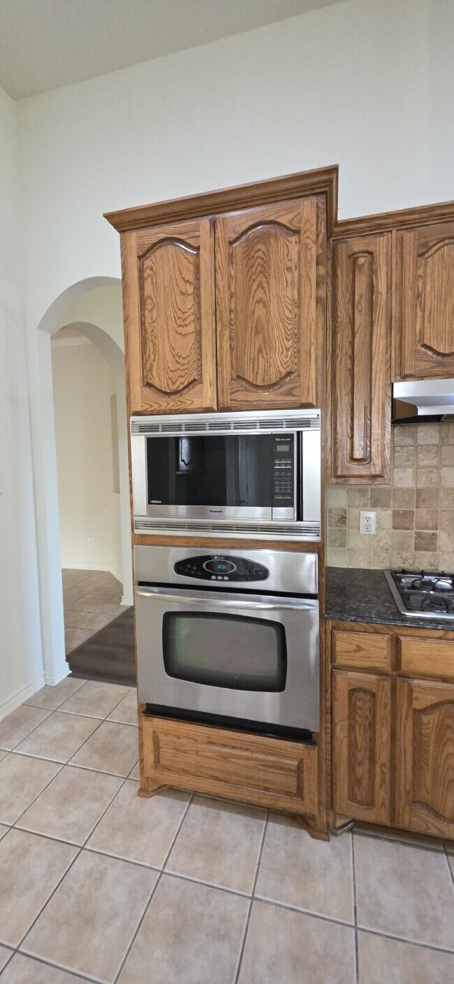 Building Photo - Recently remodeled 4 bedrooms, 3 bathrooms and move-in ready!