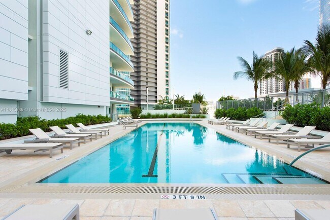 Building Photo - 900 Biscayne Blvd