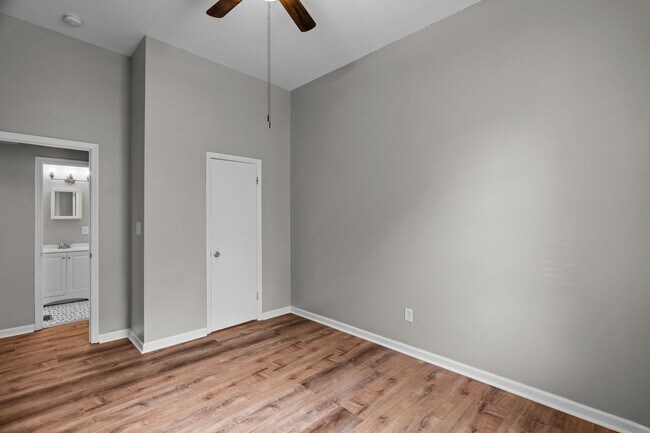 Building Photo - Fully Renovated 2BR in Historic Soulard | In-Unit Laundry | Off-Street Parking