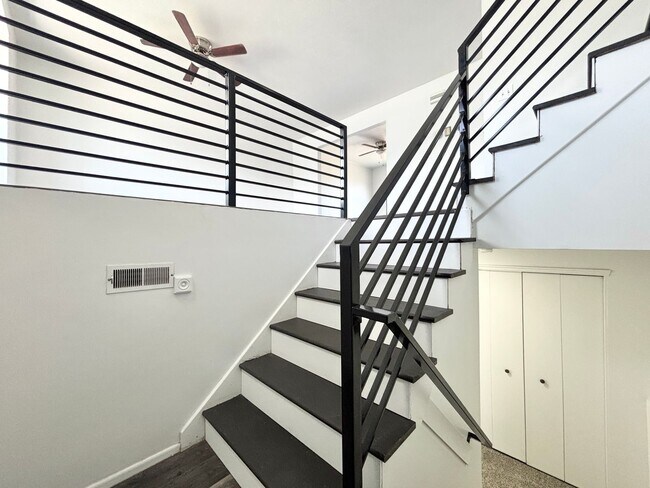 Building Photo - Awesome Remodel with 1 Car Garage!