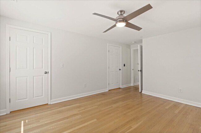 Building Photo - AVAILABLE NOW! 2 Bedroom 1 Bathroom Duplex in Kansas City $1400