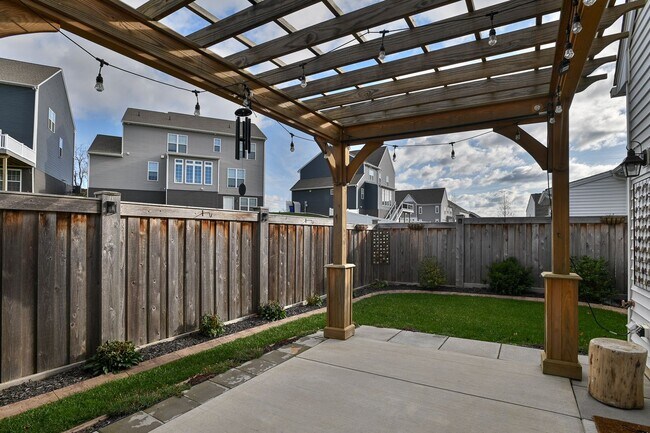 Building Photo - Beautiful Townhome in Arcona Community