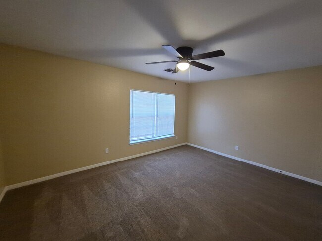 Building Photo - 5907 Deer Lake Dr