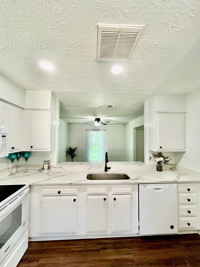 Building Photo - 3762 Laura Leigh Dr