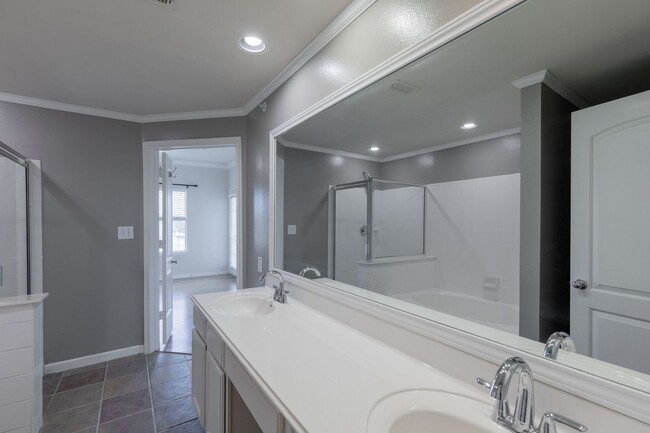 Building Photo - Gorgeous 2/BR 2/BA Single-Family Home in A...