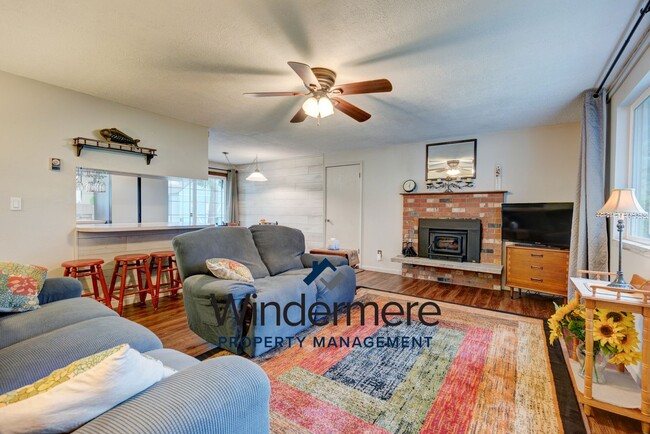 Building Photo - Fully-Furnished Cozy 3 Bedroom Home - Shor...