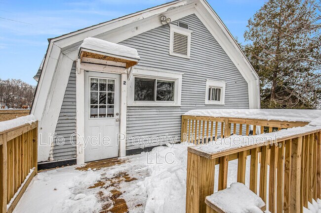 Building Photo - 247 Sweet St NE