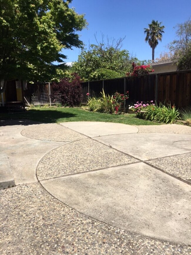 Building Photo - Single Family Home 3 Bedroom 2 Bath Corner...