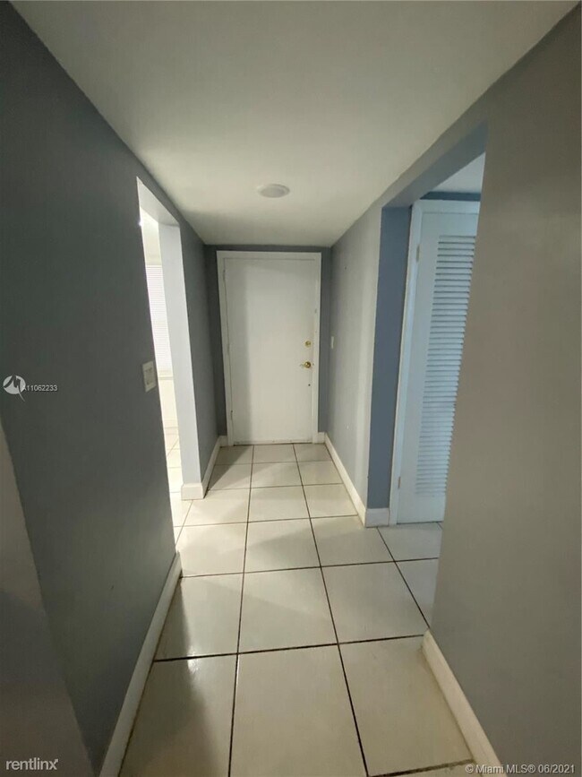 Building Photo - 2 br, 2 bath Condo - 1551 NE Miami Gardens Dr