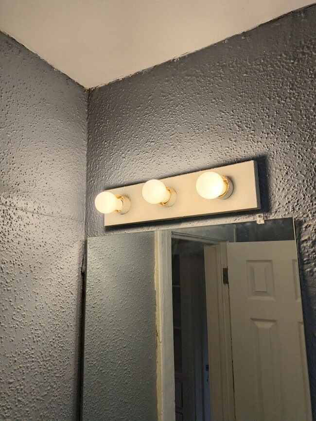 Building Photo - 3658 E 143rd St