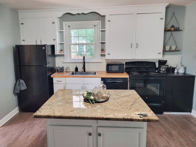 Building Photo - 8 N Ivy Ave