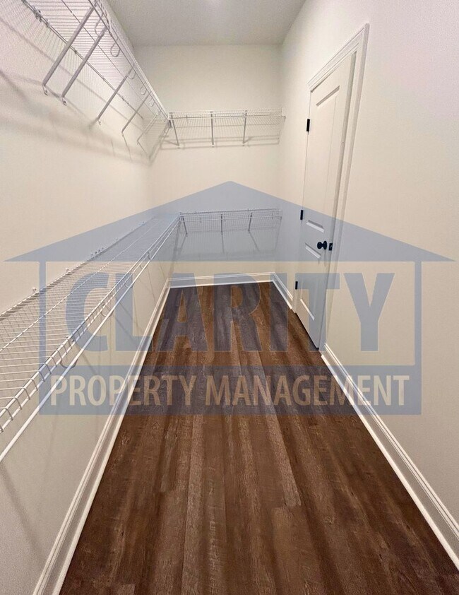 Building Photo - Spacious 4-bedroom home in prime Cleveland...