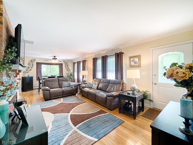 Building Photo - 32 Maple Ave