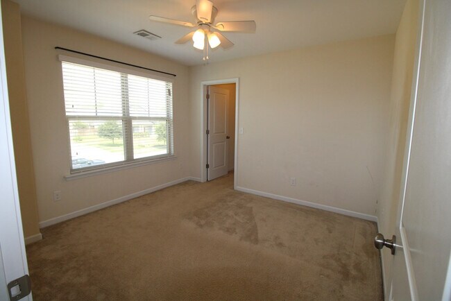 Building Photo - 870 Cormier Dr