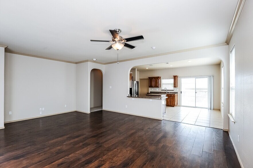 Building Photo - 9925 Fressia Ln