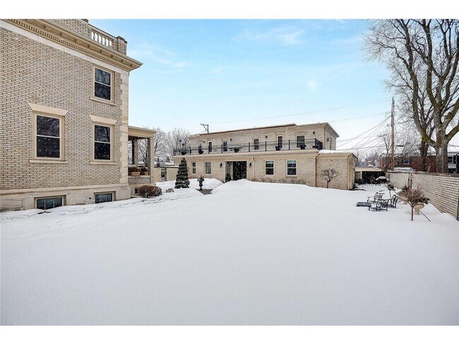 Building Photo - 808 Summit Ave