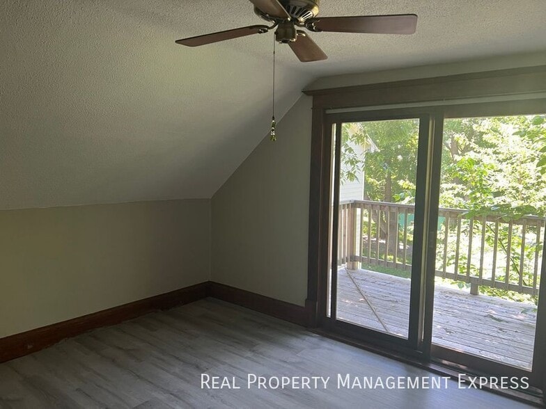 Building Photo - 925 N Blauvelt Ave