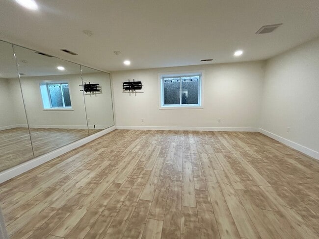 Building Photo - Stunning luxury rental!