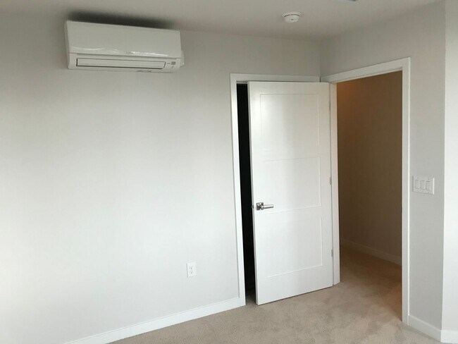 Building Photo - Newer 2 bed / 2.5 bath condo in Bryant Heights.